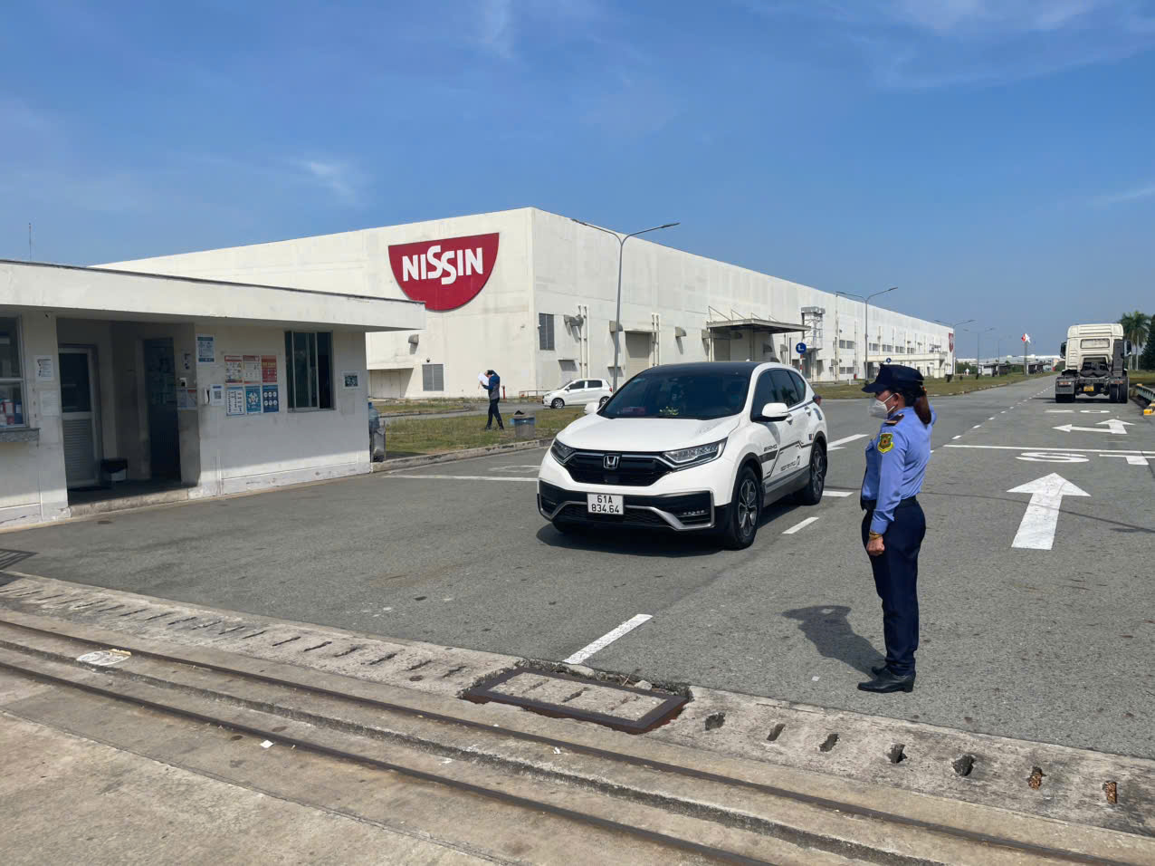 Bảo vệ điều tiết giao thông ra vào nhà máy