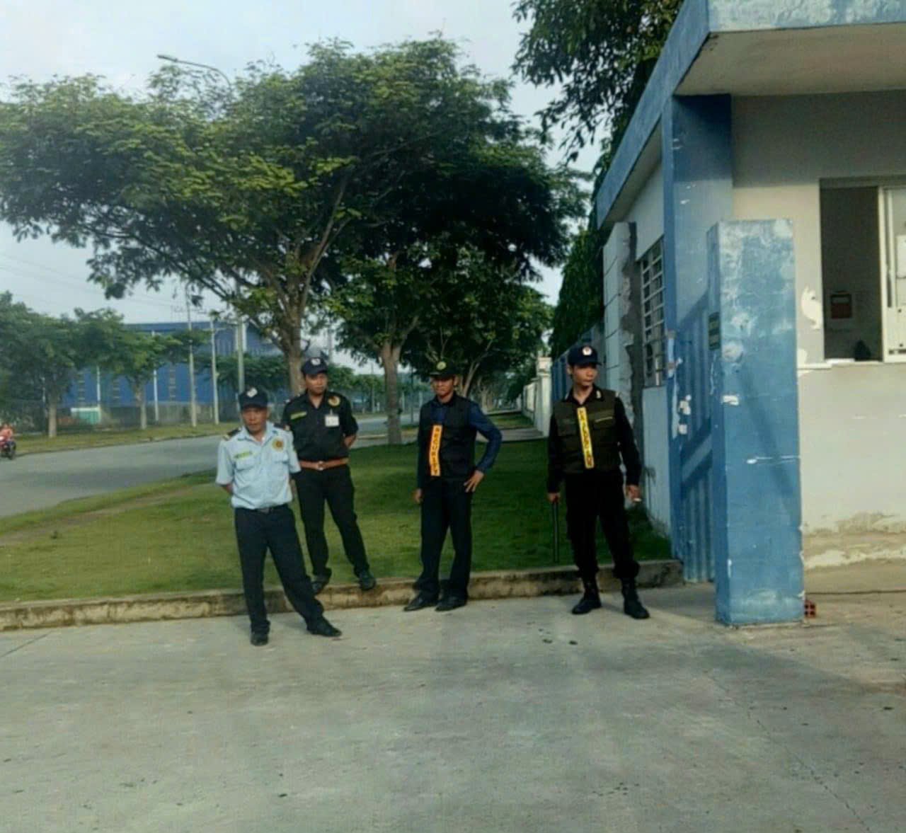 Bảo vệ trực gác cổng nhà máy