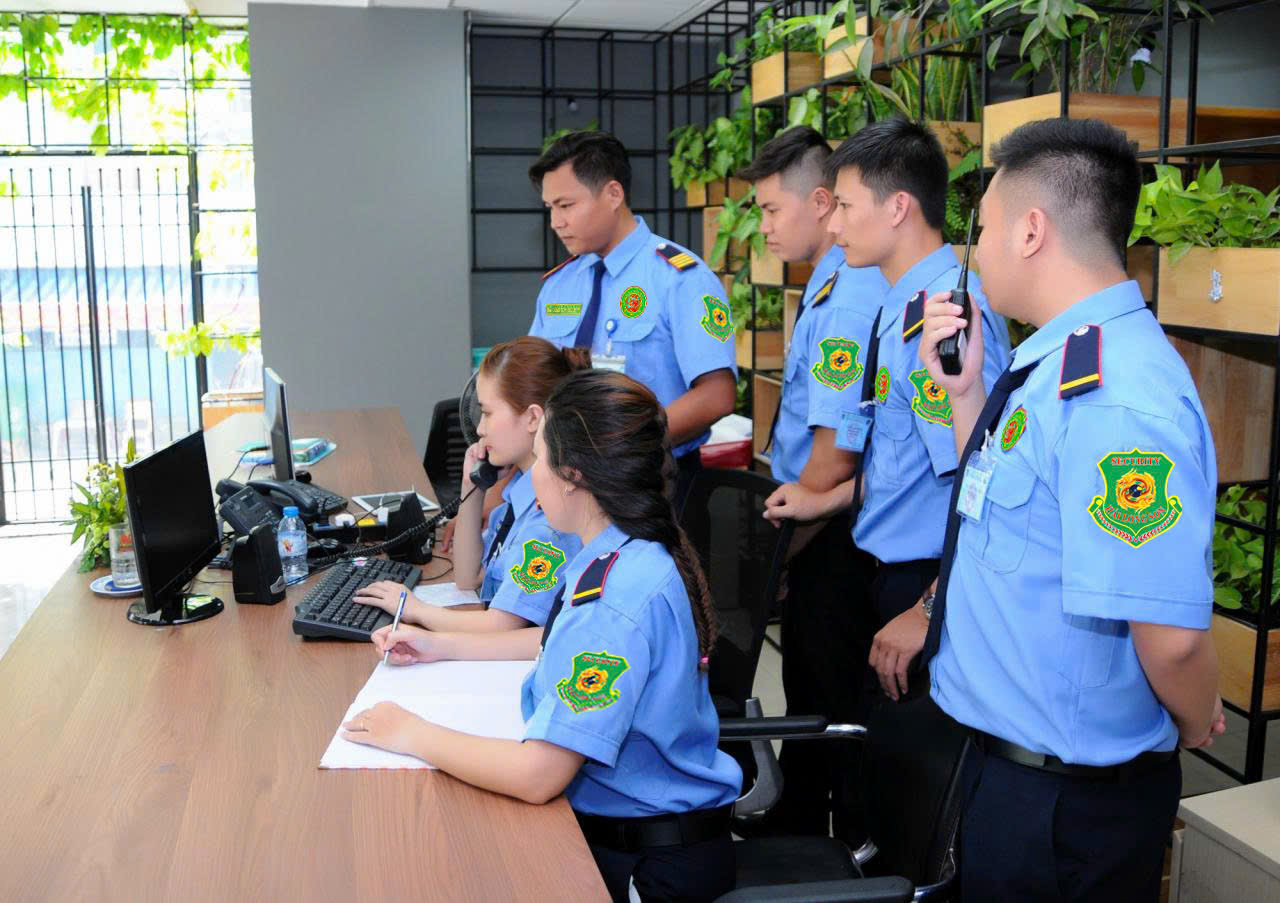 Nhân viên bảo vệ trực ca tại phòng điều hành